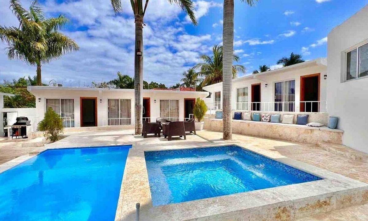 Sosua Villa | 12BR Party Villa: Pool, Private Basketball Court & Billiard!