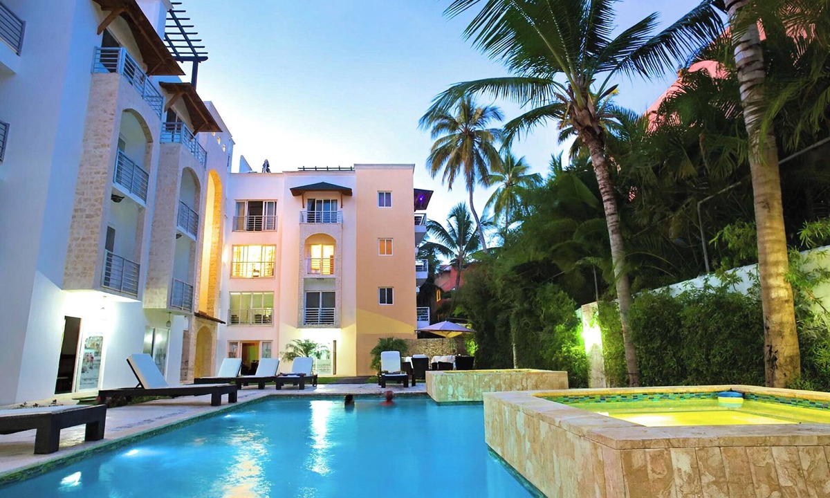 El Cortecito Condo | 15BR Spacious Multi-Unit Retreat with Rooftop Plunge Pool - Walk to Beach +Bonus