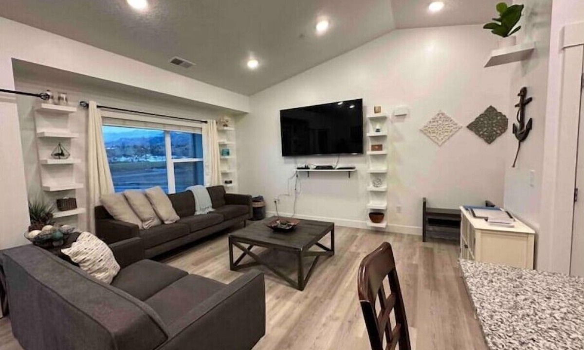 River Heights Condo | 3rd floor condo in Providence