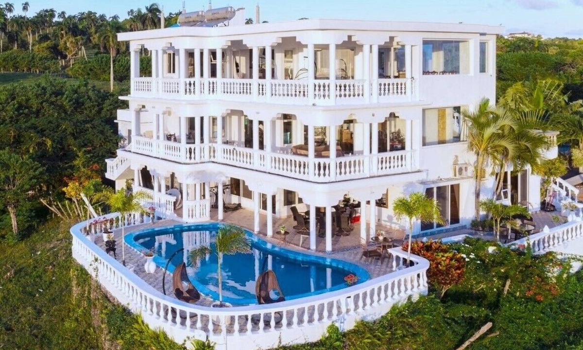 Cabrera Hotel | Adorable room with a pool, fire pit, gardens, and more- close to the beach!
