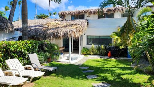 La Iglesia House | BEACH FRONT 3 Bedroom Villa with Pool Sleeps 7