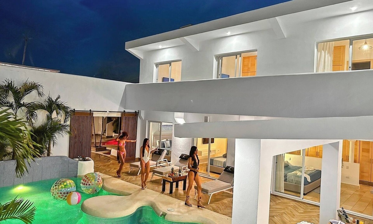 Punta Cana House | Beach Villa for 18 Guests –2 Pools, Jacuzzi and Maid