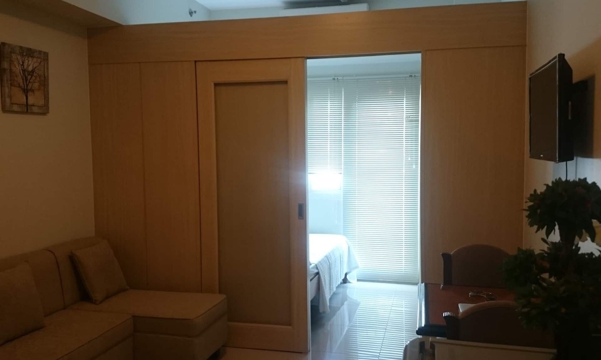 Makati Central Business District Apartment | Beautiful 1BR condo with Balcony & Wi-Fi