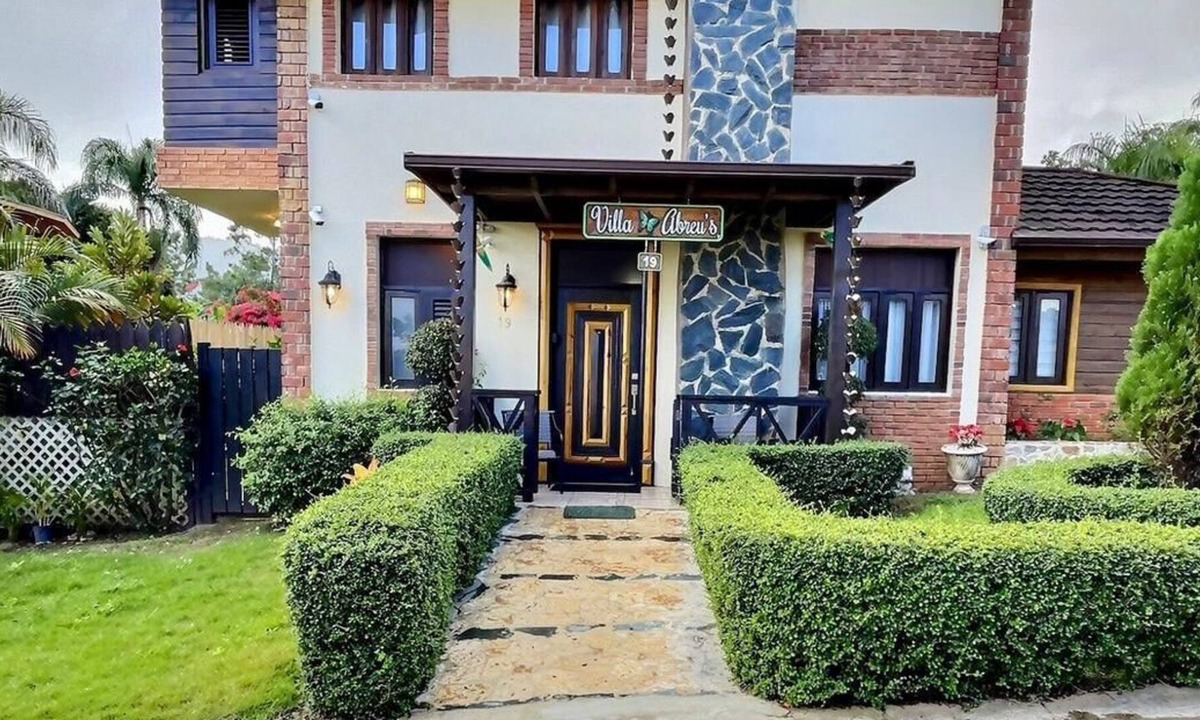 La Joya House | Beautiful villa perfect for a family getaway with POOL AND JACCUZZI