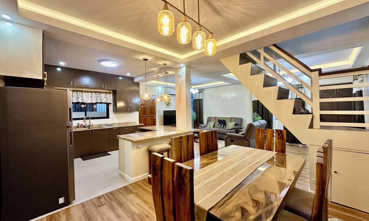 Dasmarinas House | BethShalom Guest House by Jeff and Malou, 4 Bedrooms and 2 Bathrooms