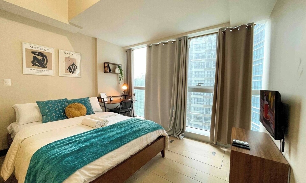 Bonifacio Global City Condo | BGC Condo Facing Mitsukoshi Mall #upt122g