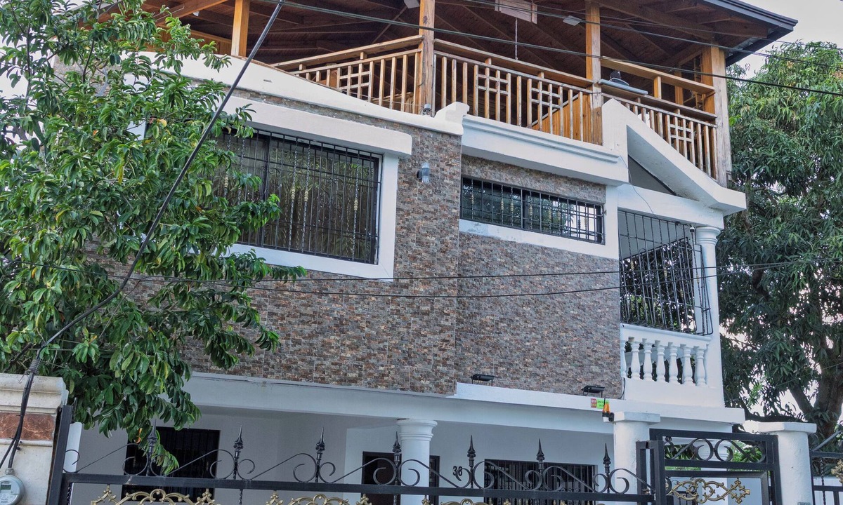 La Vega House | Carnival-Inspired Retreat with Valley Views – La Vega, DR