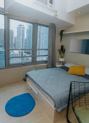 Bagumbayan Apartment | Chic Eastwood Studio w Pool Access, 55inch TV and Wifi