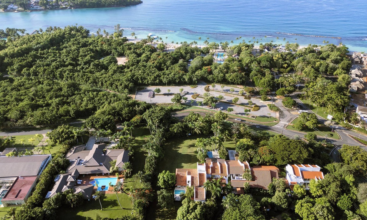 Casa de Campo Villa | Closest villa in Casa to Minitas Beach with private pool, garden, screened patio