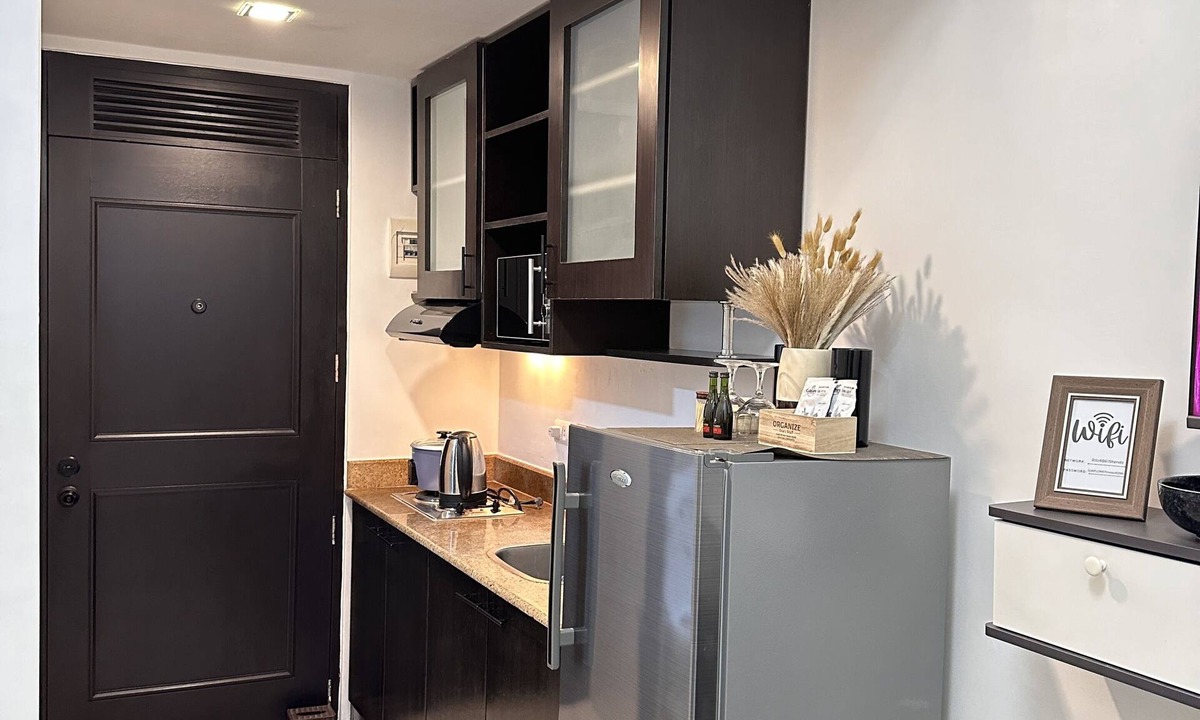 Don Bosco Condo | Comfy Condo with Balcony for A great Stay. Paranaque near Airport