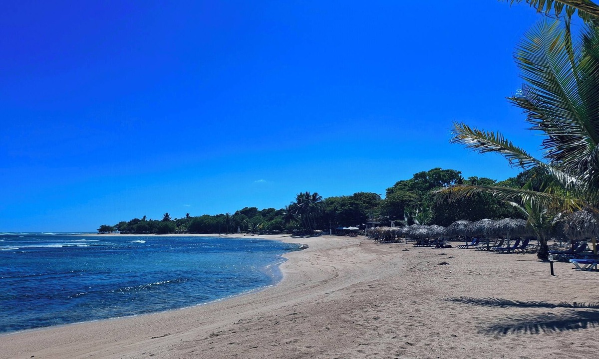 Costambar Apartment | Costambar Ocean Breeze - Beachfront Apartment With Pool