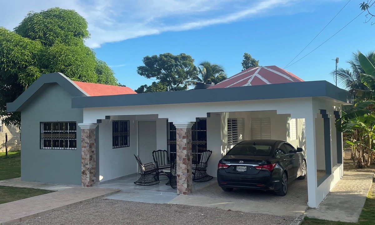 Villa Riva House | Cozy 3-Bedroom gated house with AC, WiFi, and TV: comfort and relaxation await.