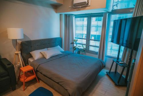 Bagumbayan Apartment | Cozy Eastwood Studio w Pool Access, 65inch TV and Wifi