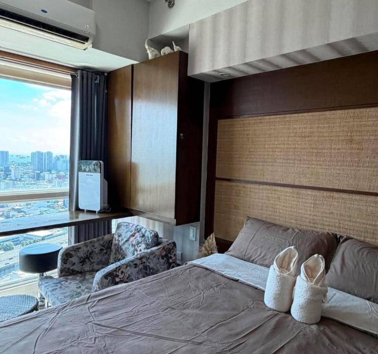 Legazpi Village Hotel | Cozy Studio Overlooking the City