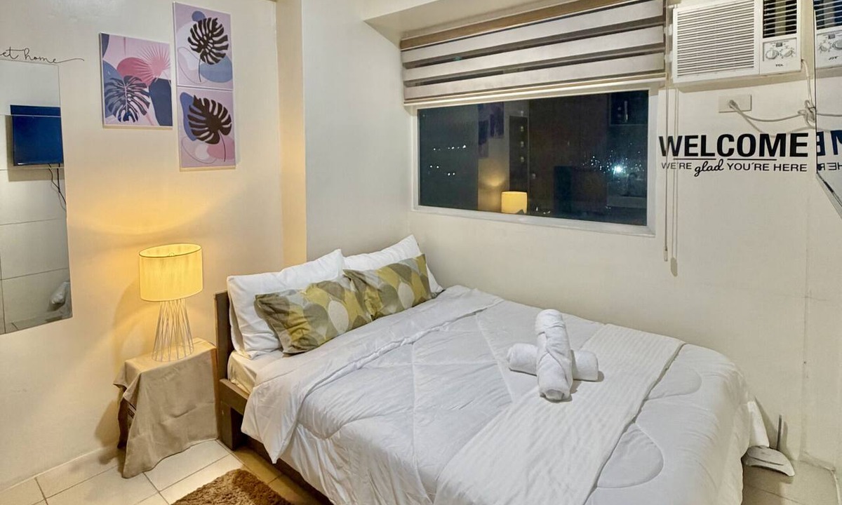 Highway Hills Apartment | EDSA Cozy City View Stay by Easy Properties