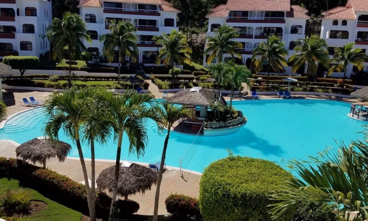 La Mulata Condo | Family friendly apartment close to shops, beaches and extremely large pool