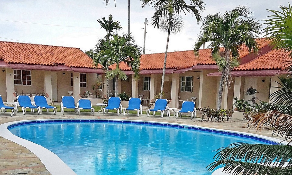 Playa Chiquita Hotel | Guest-friendly hotel room, pool/TV/billiard/AC, free breakfast/shuttle bus!