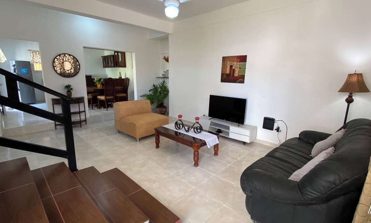 Los Frailes House | Ideal House for Families: Open Spaces, Equipped Kitchen and Secure Parking.