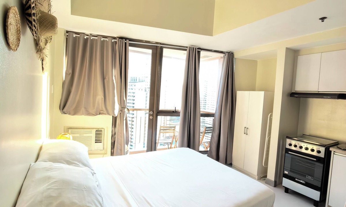 Legazpi Village Condo | Isla Room by Lakbay Urban Living