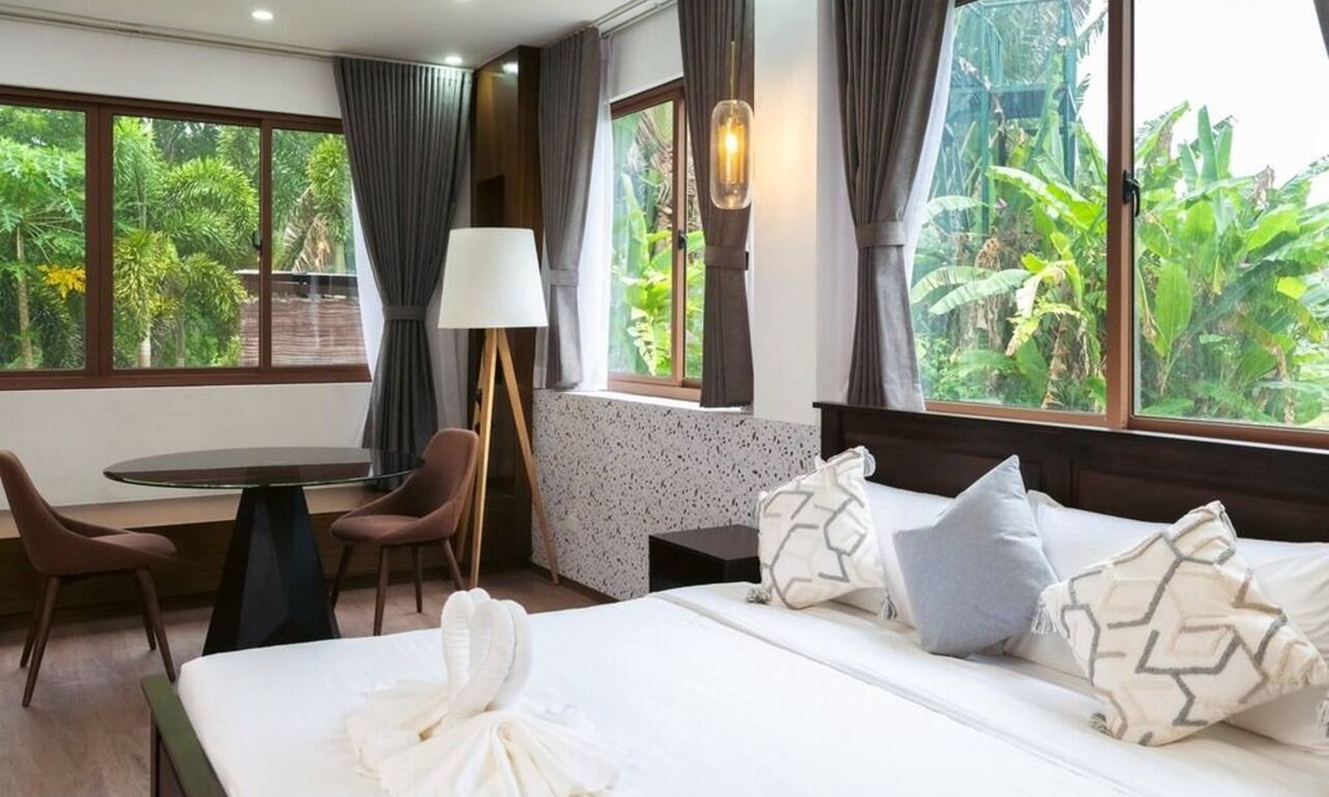 Tagaytay Hotel | King Suite at The Glens — Tagaytay Garden Resort, Pool & Jacuzzi