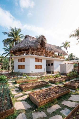 Samana Hostel | Leisy's Garden Cabins & Dorm