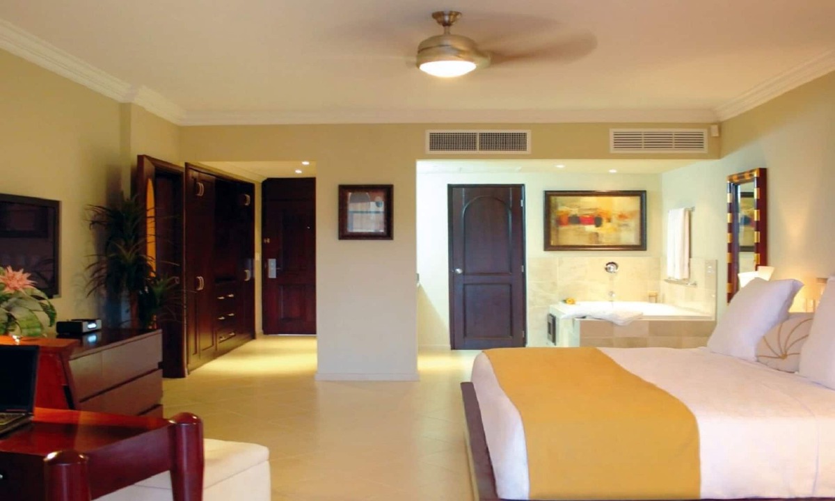 Los Brazos Apartment | LHVC-Studio Presidential Suite,Chairmans- LOWEST ALL INCLUSIVE- VIP Gold Bands