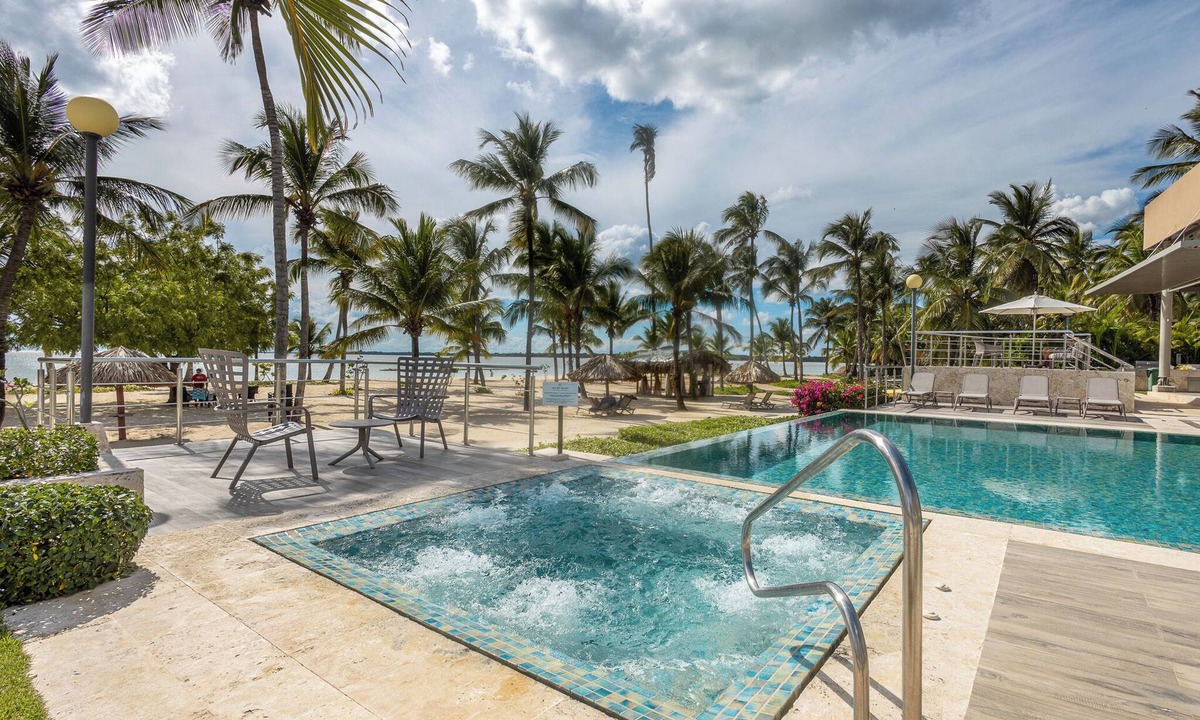 El Soco Apartment | Luxury Beach Apt | Walk to Beach + Pool & Jacuzzi
