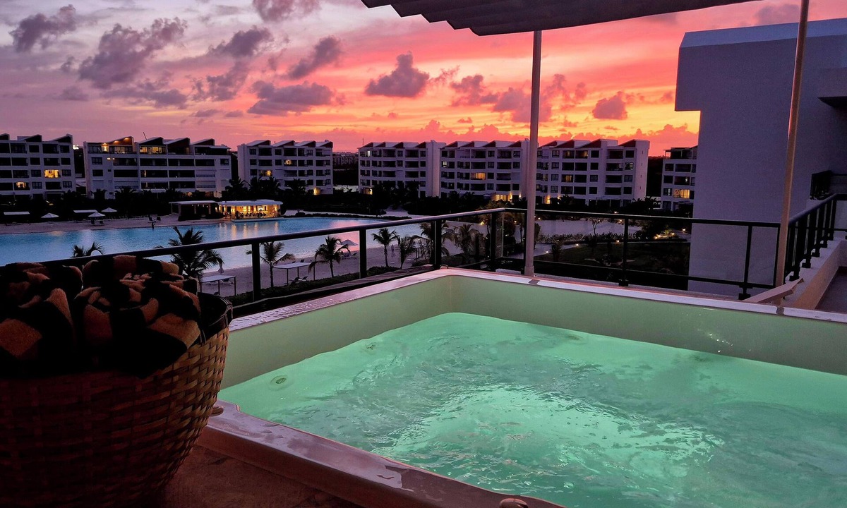Punta Cana Condo | Luxury Beach Penthouse | Whirlpool & Lagoon View | On the beach of the Crystal Lagoon