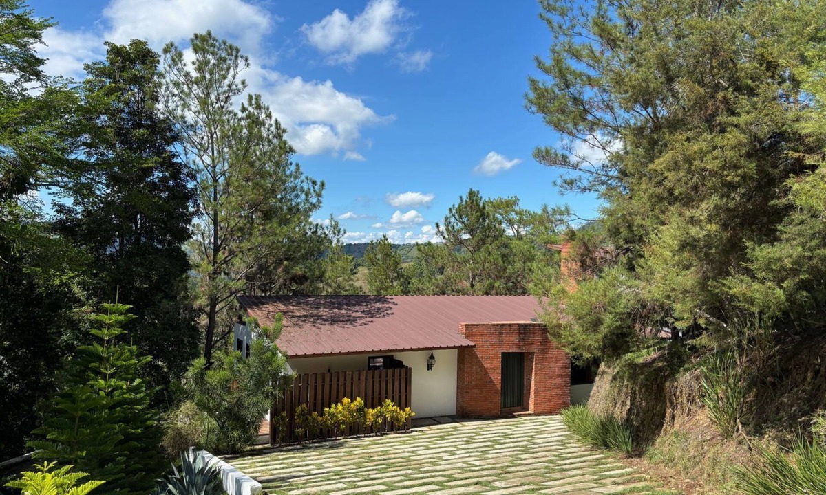Jarabacoa Ski Chalet | Luxury Mountain Villa in Monteverde Jarabacoa, Jacuzzi, BBQ & Stunning Views