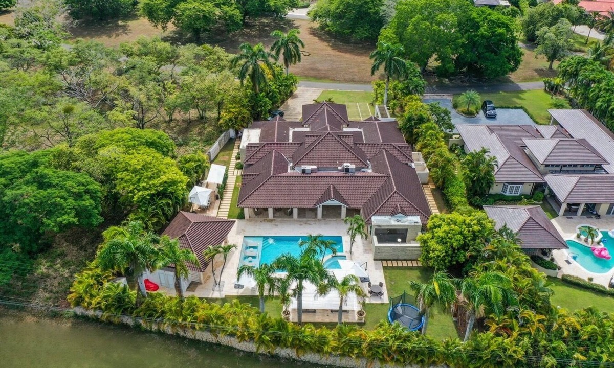 Los Mangos Villa | Luxury Private Villa, beach at walking distance. Cook/maid & butler