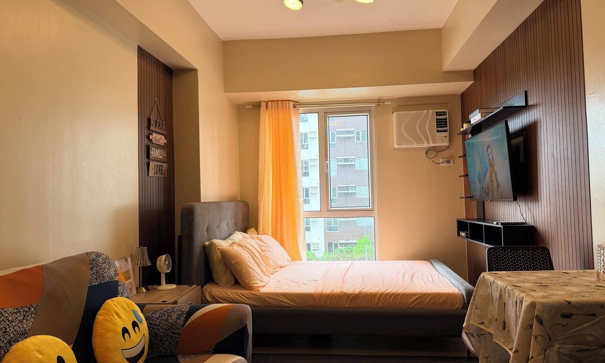 Iloilo Condo | Modern Cozy Condo | Stunning Pool View | Prime City Location