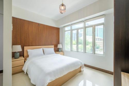 Bonifacio Global City Apartment | Modern Stylish Condo in McKinley WiFi