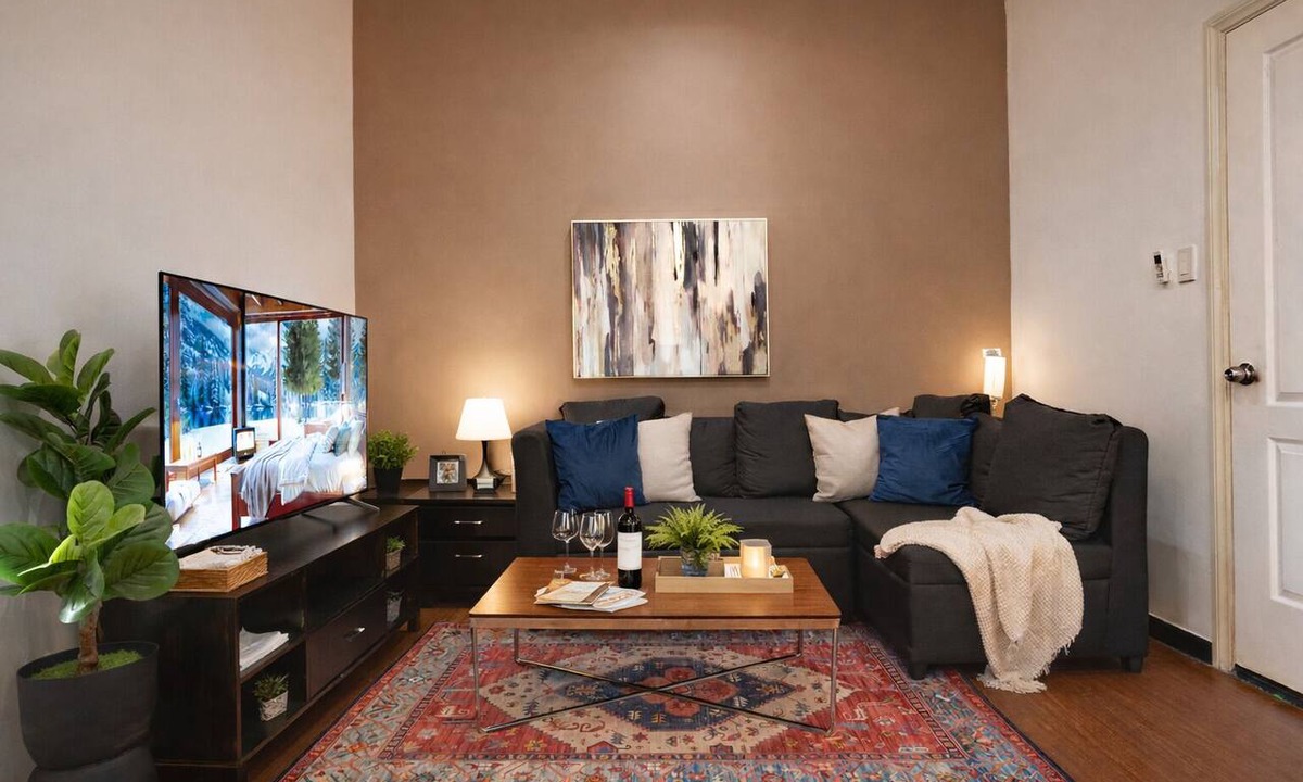 Downtown Condo | New! 2BR w/City Views in Makati & Fast Wi-Fi!