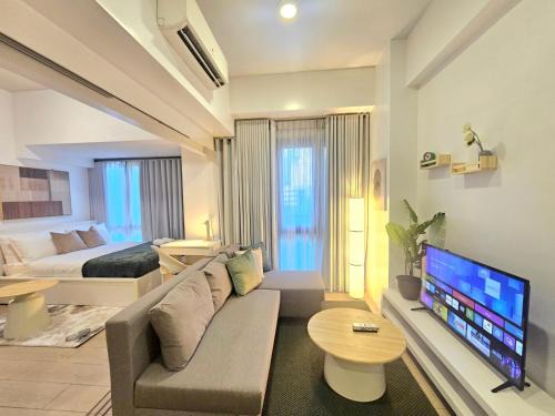 Legazpi Village Apartment | Organic Modern 1BR near Greenbelt