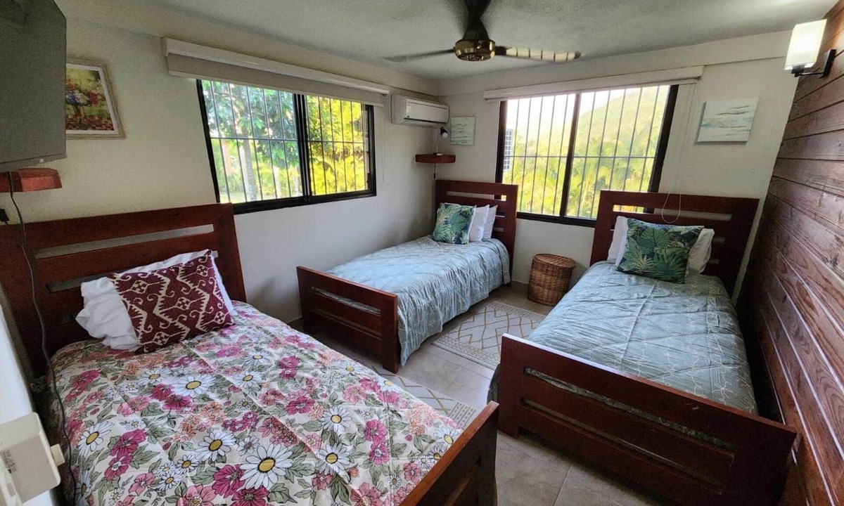 La Vega Province Bed & Breakfast | Parrot Room - Brisal Mountain Retreat
