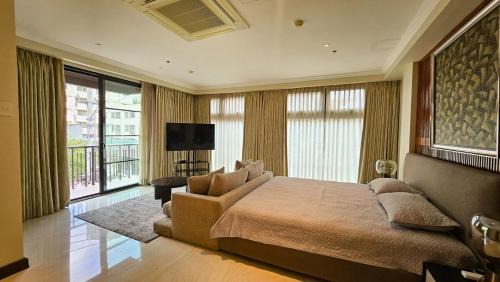 Makati Apartment | Poblacion Studio Apartment with Balcony