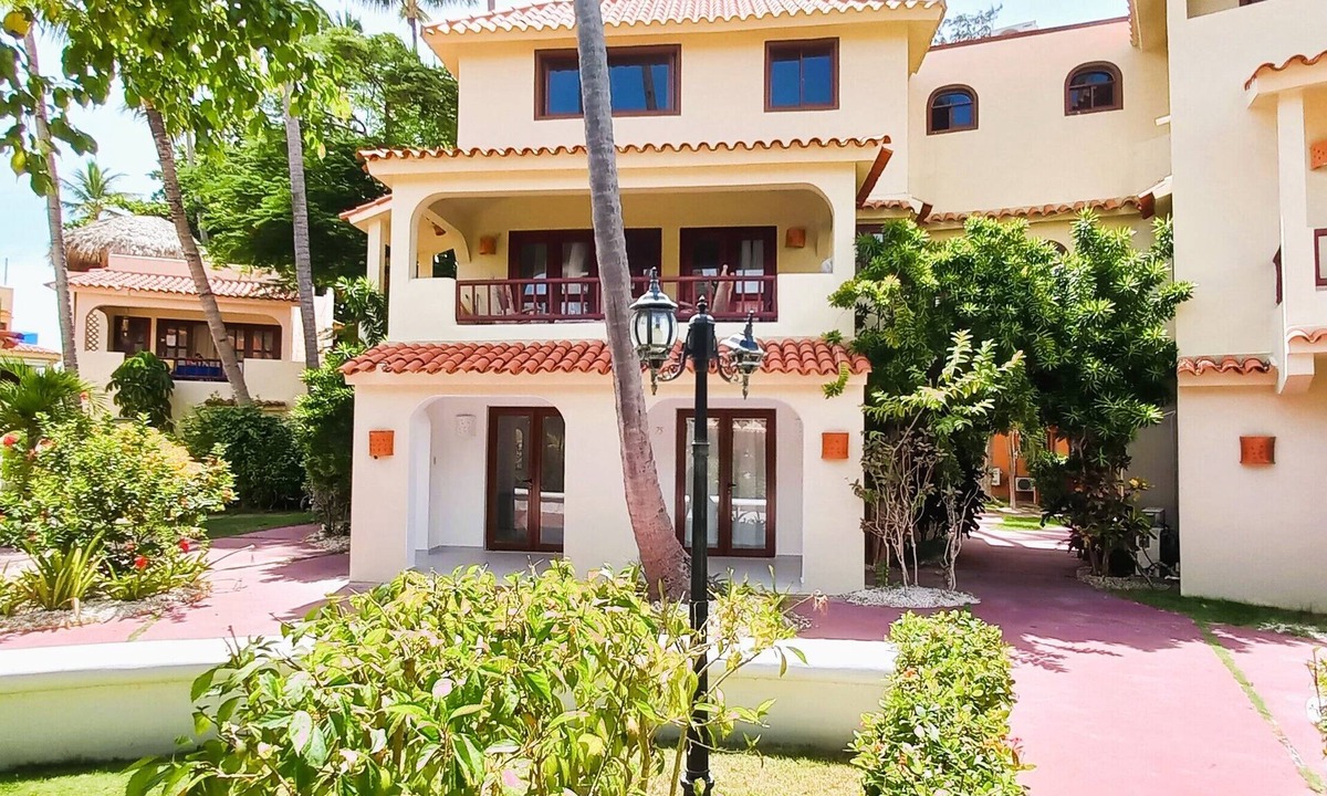 Bavaro Hotel | PREMIUM QUEEN BED ROOM Pool and Beach Club - La Piazzetta #74