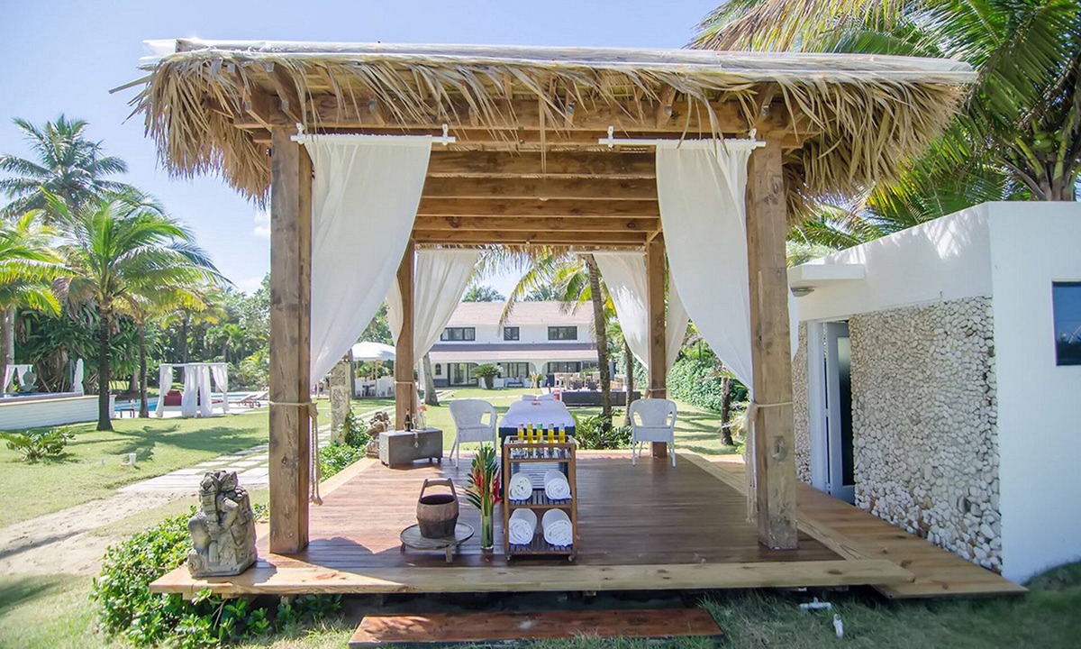 Cabarete Hotel | Private bedroom in beachfront resort with jacuzzi/billiard/pool/Wi-Fi/cable TV