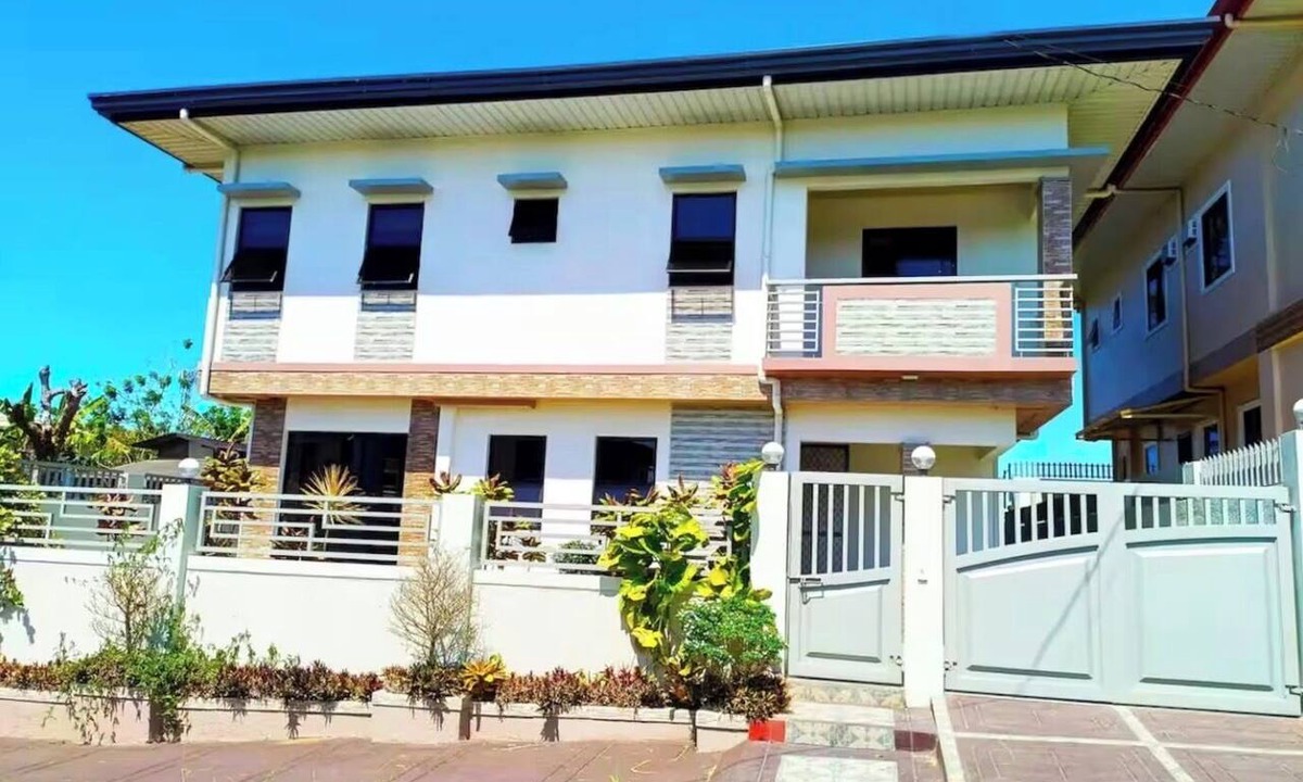 Tagaytay House | Serene 7-Bedroom Retreat House near Attractions and Dining Tagayay