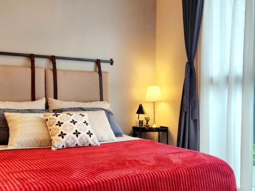 Bonifacio Global City Apartment | Spacious Cozy Unit Steps Away from Major Malls with Parking and Washer Dryer for Family, Long Stay and WFH