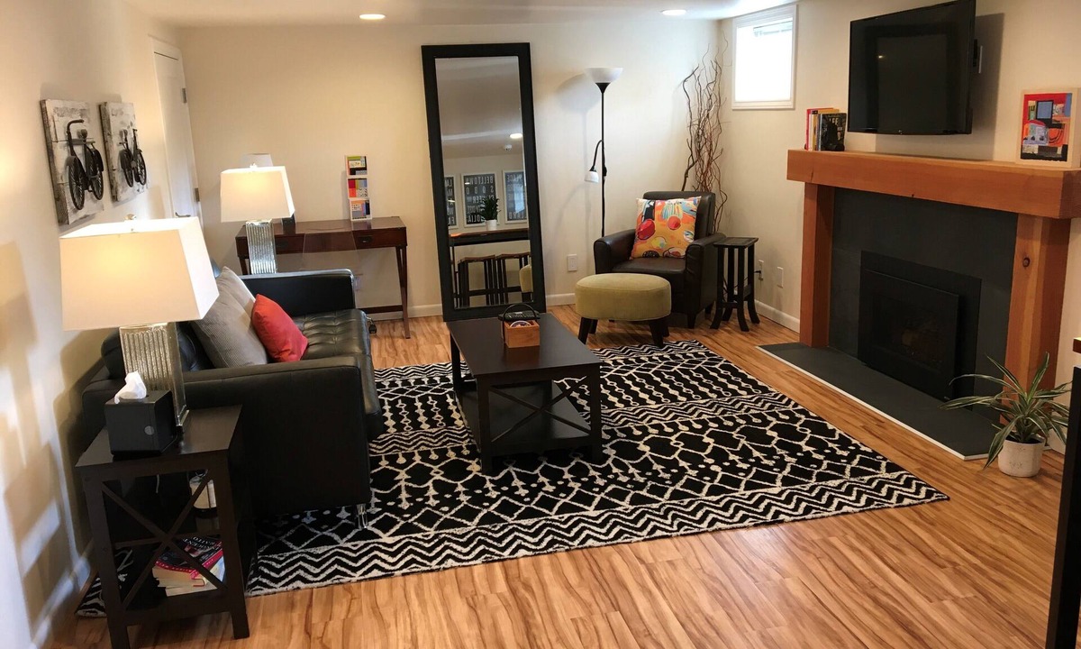 Bryant Apartment | Spacious & Modern 1 Bedroom Bryant Retreat Near UW