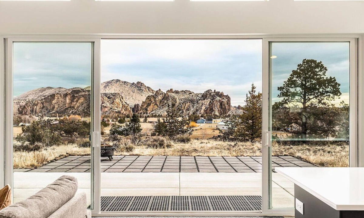 Terrebonne House | Spectacular Smith Rock Views on 5 Acres - Quiet and Modern w/King Beds