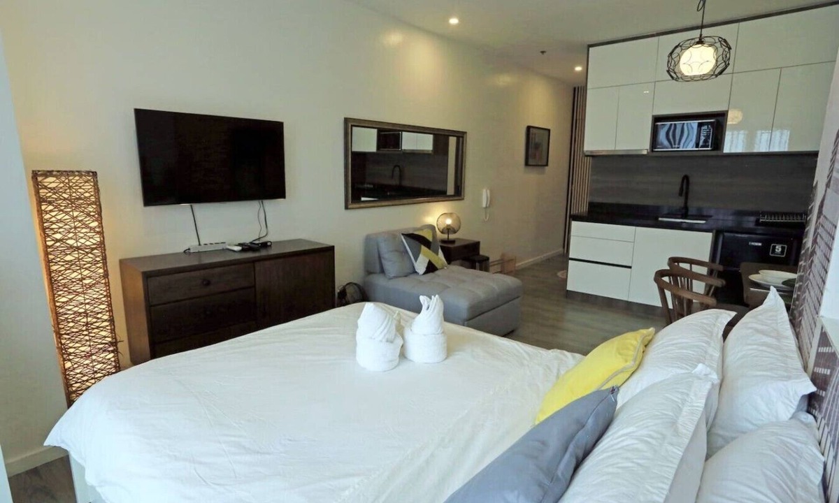 Downtown Apartment | StayHere Fast WiFi 5 Star View in Makati