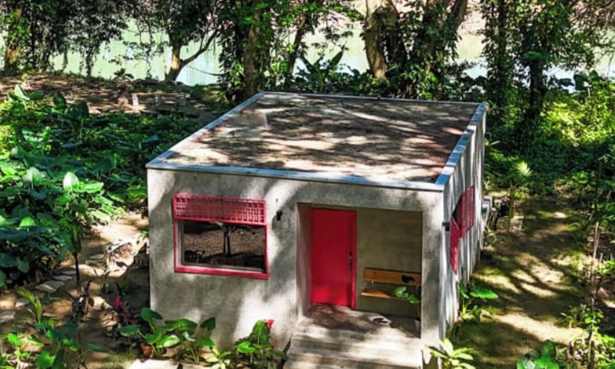 Sabaneta de Yasica Cabin | Stylish Jungle Cabin – Riverfront Retreat with Hammocks & Wi-Fi