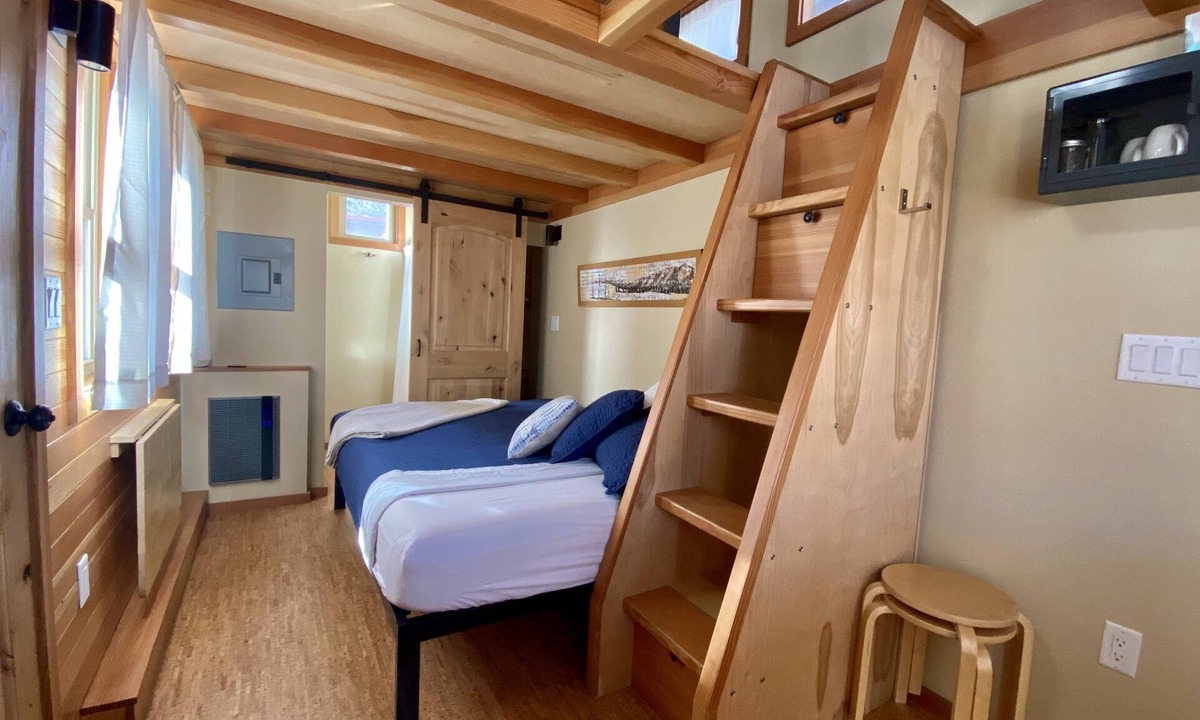 Lyons Resort | The Golden Aspen – Tiny Retreat on the River, Minutes from Rocky Mountain Park