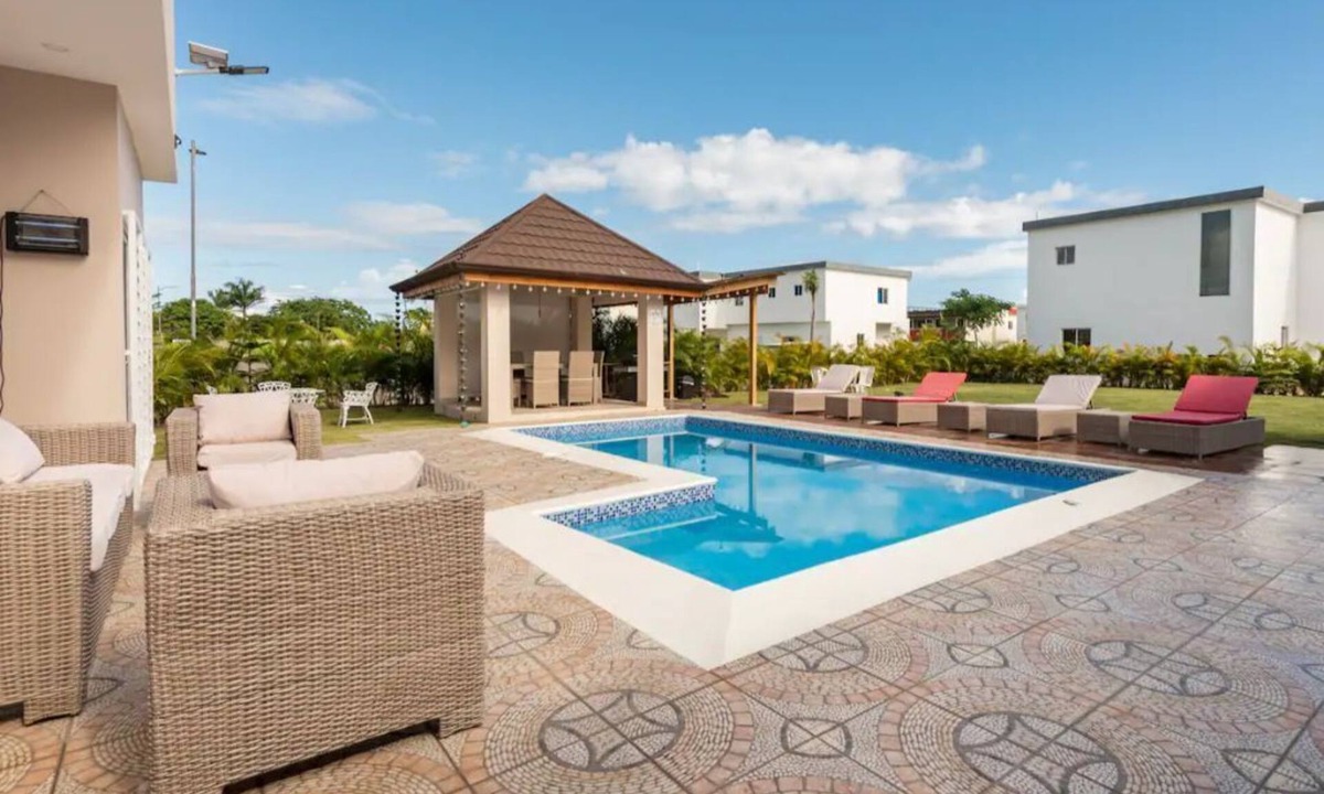 Montellano House | The Green Palms 5 Bedroom villa with pool/garden