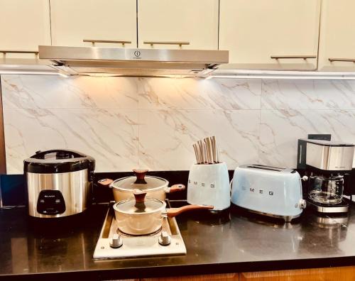 Pinagsama Apartment | Venice Luxe Comfort, Pool , Sauna ,65-inch Netflix for 3 guests only