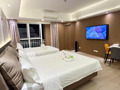 Pinagsama Apartment | Venice Luxe Condo, Pool, Netflix, Canal Mall Access