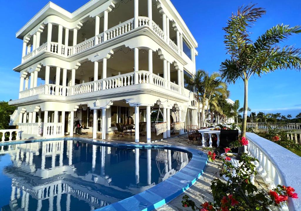 Cabrera Hotel | Villa #2 Luxury 3 Bedroom, 3 Bath at Casablanca