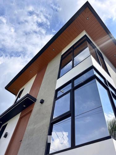 Silang House | ZMZ Silang Stylish 2BR Loft with Rooftop Deck near Tagaytay
